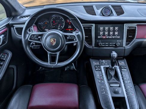 Used 2018 Porsche Macan Turbo AWD/4WD image 27
