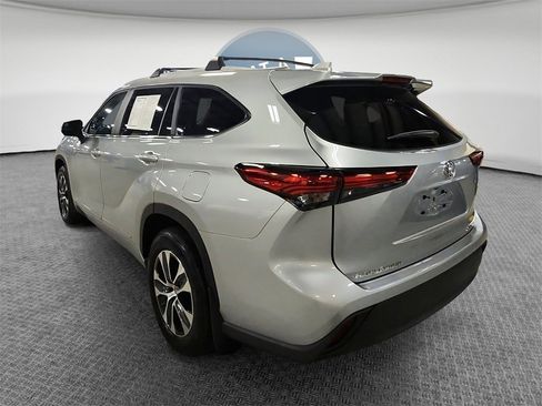 Used 2023 Toyota Highlander XLE image 6