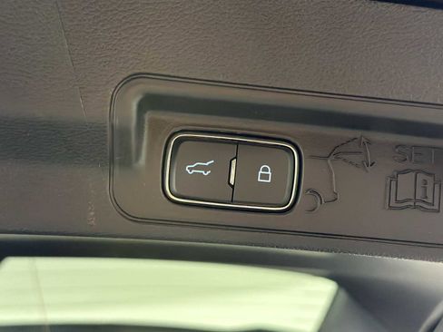 Used 2025 Ford Explorer Platinum image 18