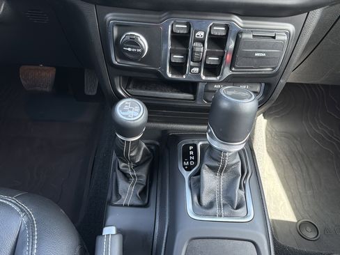 Used 2023 Jeep Wrangler Unlimited Sahara w/ Cold Weather Group AWD/4WD image 18