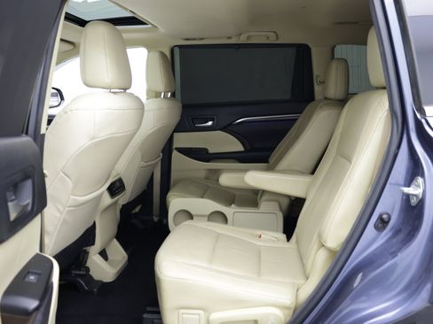 Used 2016 Toyota Highlander Limited w/ Driver Technology Package FWD image 29
