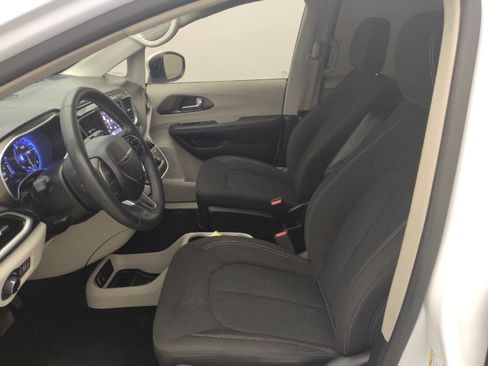 Used 2023 Chrysler Voyager LX FWD image 17