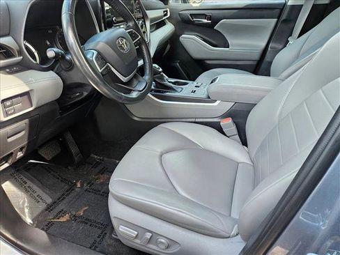 Used 2023 Toyota Highlander XLE AWD/4WD image 15
