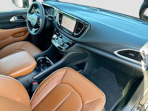 Used 2025 Chrysler Pacifica Pinnacle FWD image 31