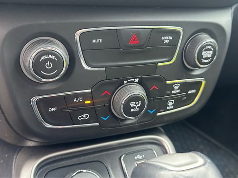 Used 2019 Jeep Compass Latitude w/ Cold Weather Group image 18