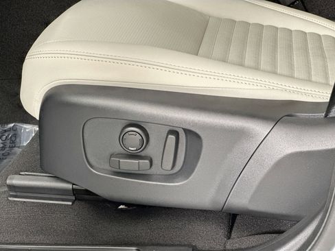 Used 2025 Land Rover Discovery Sport S image 18
