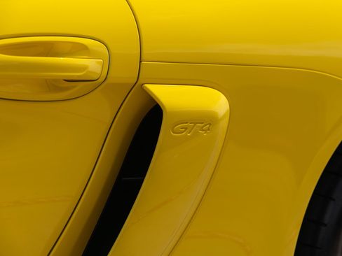 Certified 2016 Porsche Cayman GT4 RWD image 20