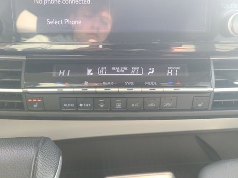 Used 2024 Toyota Sienna XLE image 26