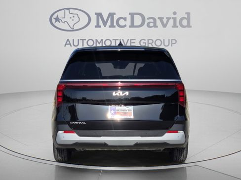 Used 2025 Kia Carnival FWD image 5