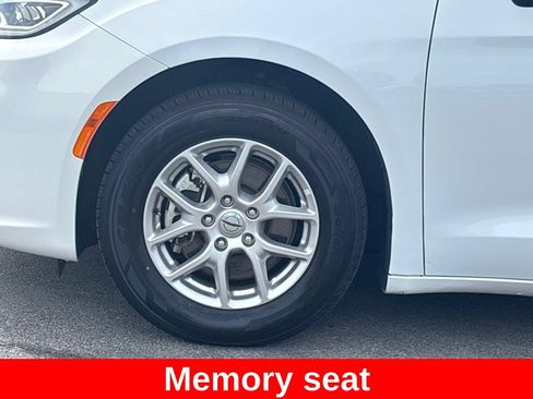 Used 2024 Chrysler Pacifica Touring-L FWD image 10