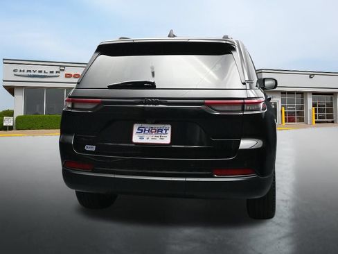 Used 2023 Jeep Grand Cherokee Altitude AWD/4WD image 4