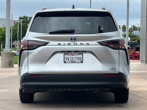 Used 2024 Toyota Sienna XLE FWD image 5