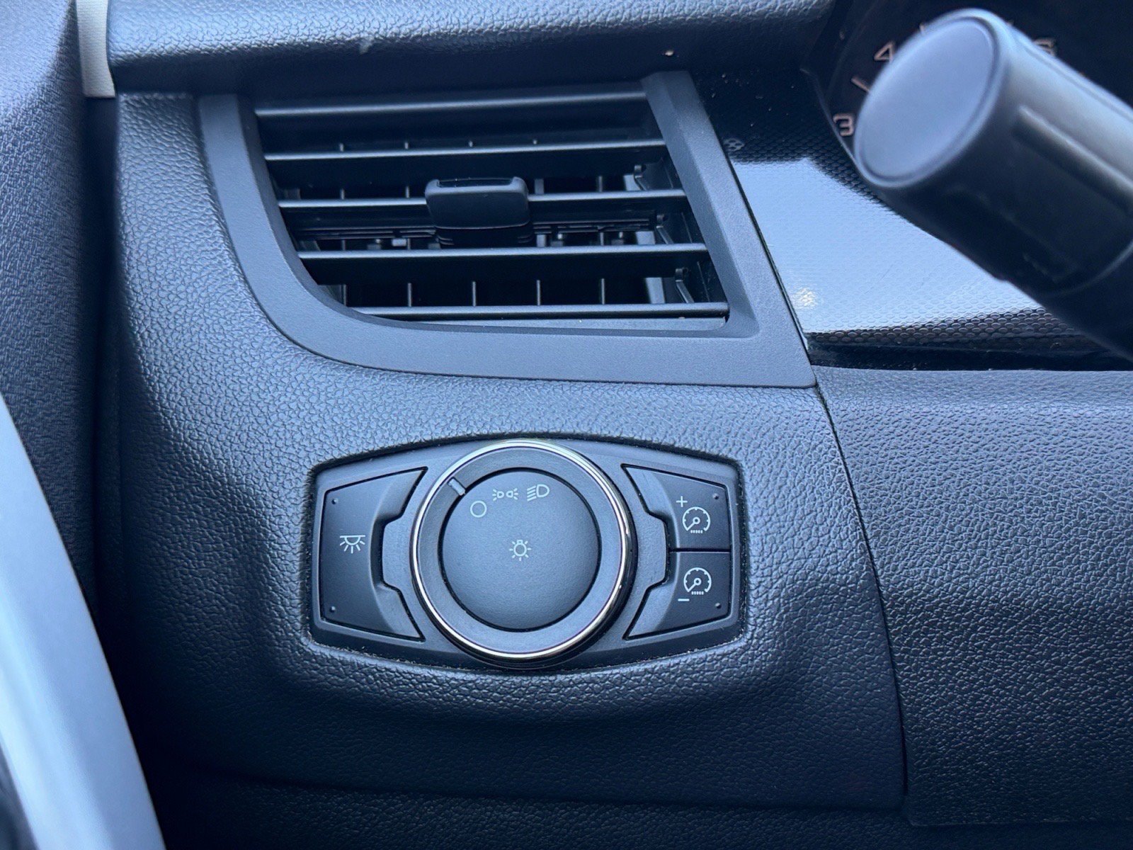 Used 2011 Ford Edge SE FWD image 21
