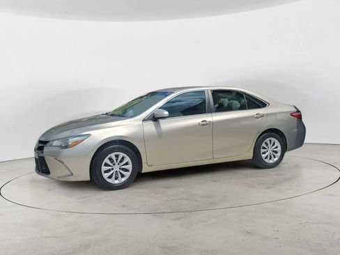 Used 2015 Toyota Camry LE image 1