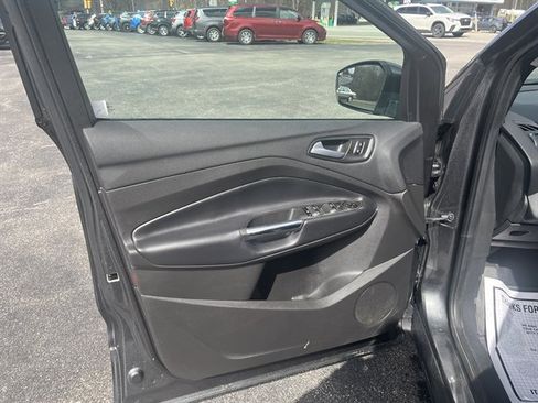 Used 2019 Ford Escape SE image 16