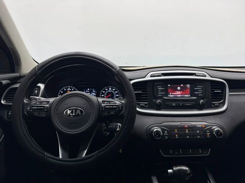 Used 2016 Kia Sorento LX w/ LX Convenience Package image 3
