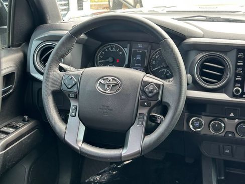 Used 2022 Toyota Tacoma TRD Off-Road AWD/4WD image 37