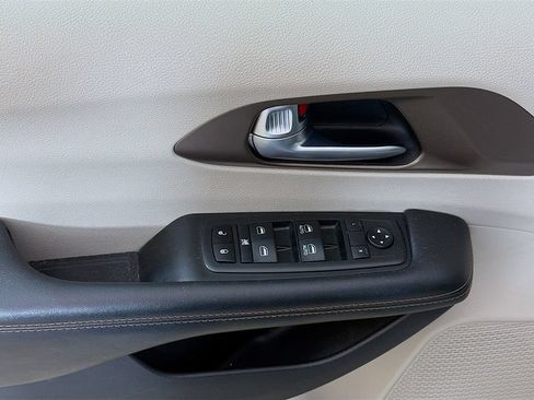 Used 2019 Chrysler Pacifica Touring-L FWD image 30