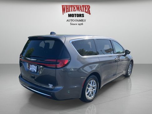 Used 2023 Chrysler Pacifica Touring-L FWD image 5