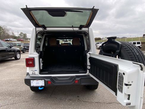 Used 2023 Jeep Wrangler Sahara image 6