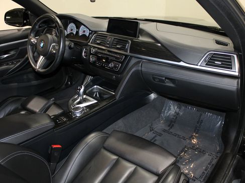 Used 2017 BMW M4 Convertible image 23