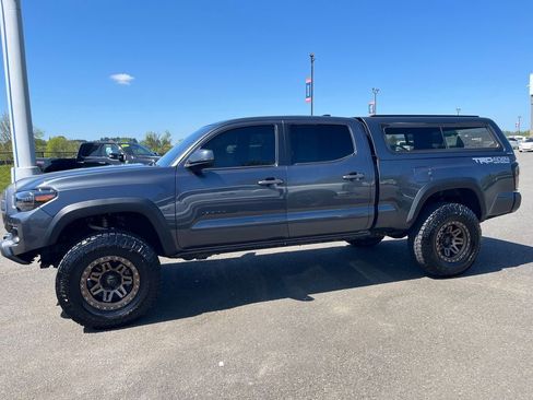 Used 2020 Toyota Tacoma TRD Off-Road w/ TRD Premium Off Road Package AWD/4WD image 2