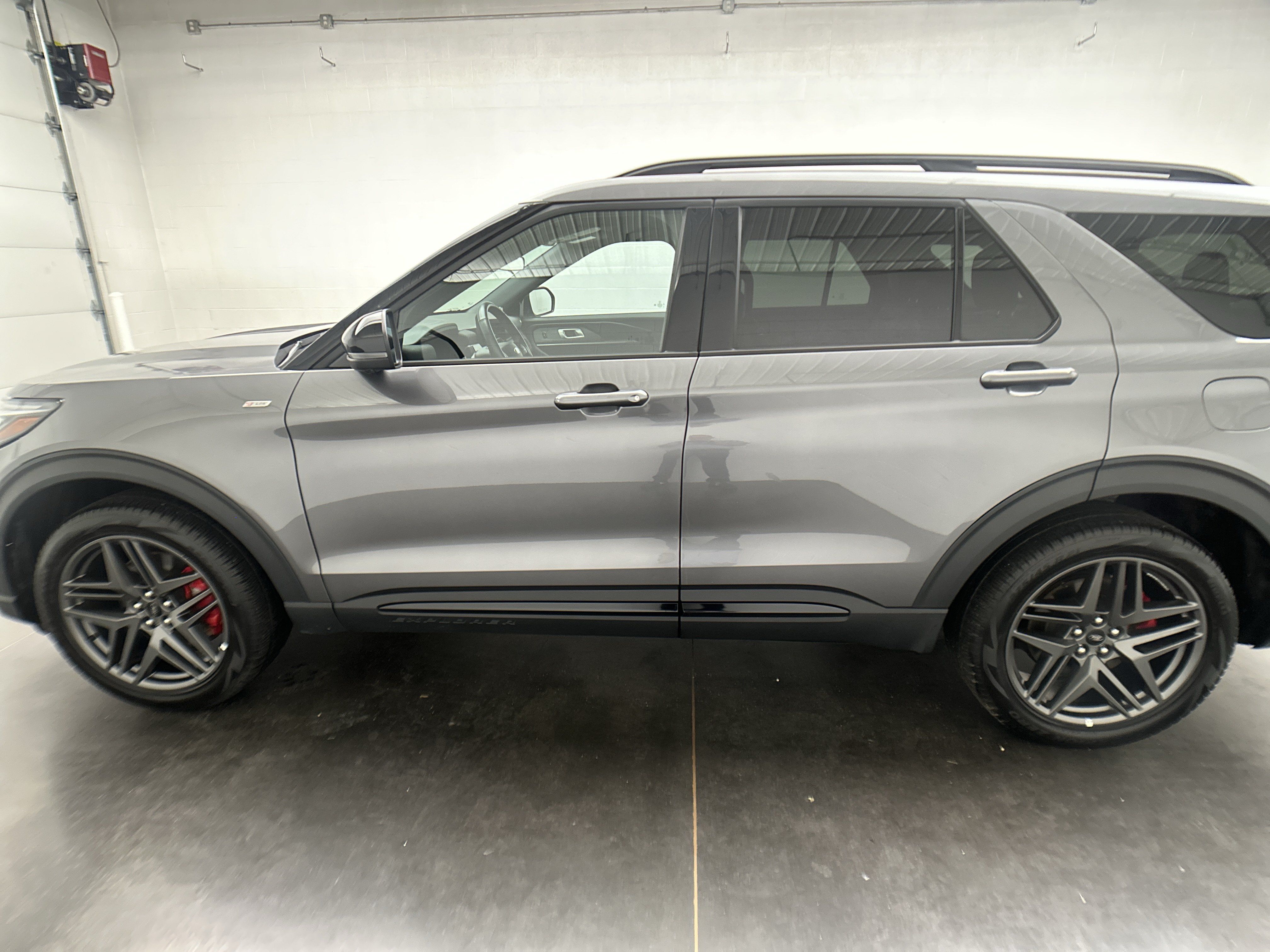 Used 2025 Ford Explorer ST-Line w/ ST-Line Street Pack AWD/4WD image 7