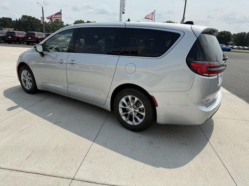 Used 2026 Chrysler Pacifica Limited FWD image 6