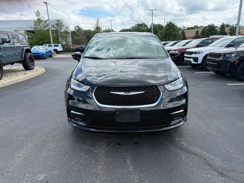Certified 2023 Chrysler Pacifica Touring-L FWD image 9