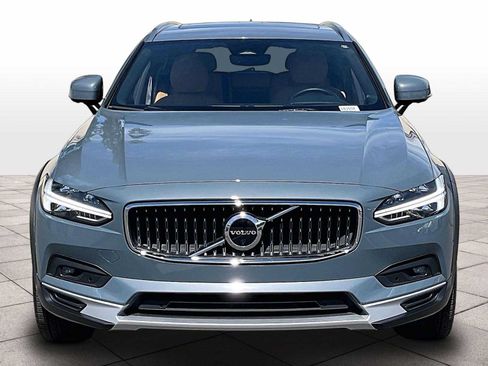 Used 2023 Volvo V90 B6 Cross Country Ultimate AWD/4WD image 3