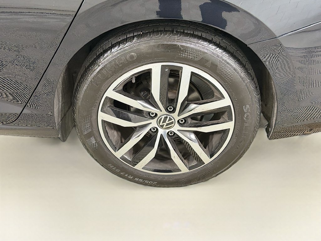 Used 2025 Volkswagen Jetta SE FWD image 31