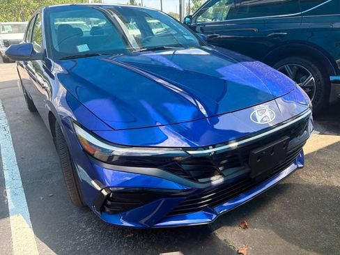 Used 2024 Hyundai Elantra SEL w/ Convenience Package FWD image 2