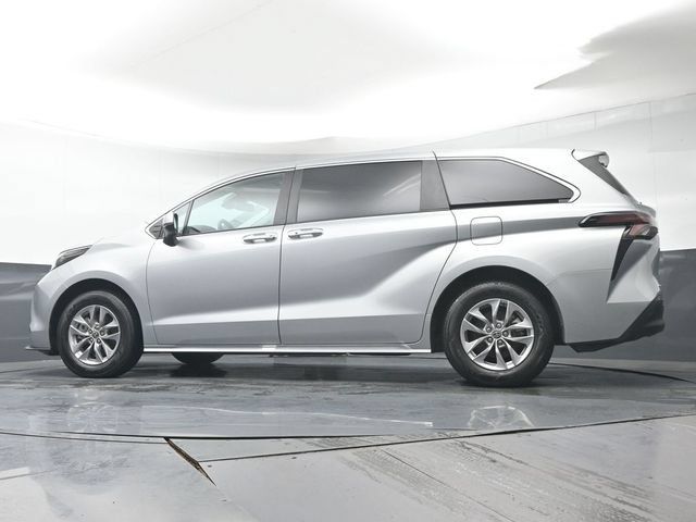 Used 2025 Toyota Sienna XLE FWD image 36