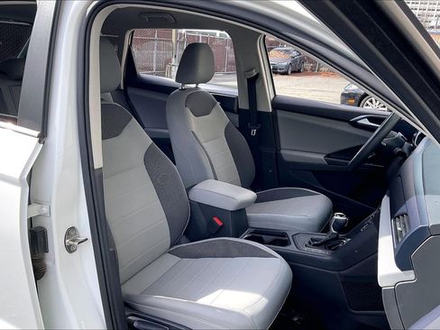 Certified 2022 Volkswagen Taos SE image 6