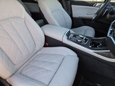 Used 2024 BMW X7 xDrive40i w/ Premium Package image 15