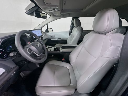 Certified 2026 Toyota Sienna XLE FWD image 22