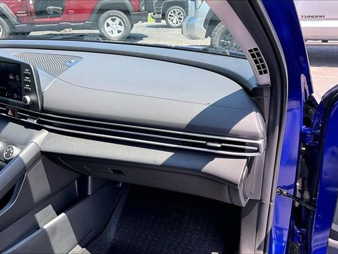 Used 2025 Hyundai Elantra SE FWD image 28