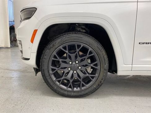 Used 2023 Jeep Grand Cherokee L Summit w/ High Altitude Package AWD/4WD image 9