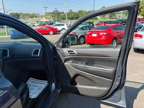 Used 2018 Jeep Grand Cherokee Altitude AWD/4WD image 31