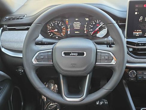 Used 2024 Jeep Compass Latitude image 18