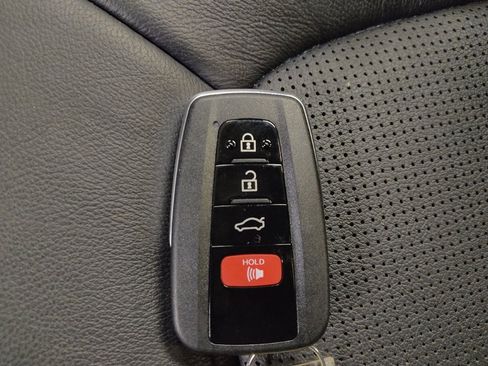 Used 2018 Toyota Camry XLE image 32