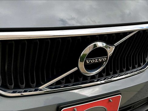 Used 2022 Volvo XC40 T5 Momentum image 31