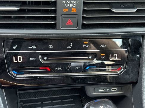 Used 2025 Volkswagen Jetta SE FWD image 8