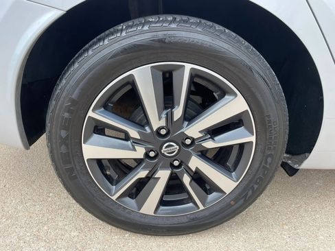 Used 2021 Nissan Versa SV FWD image 17