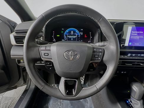 Used 2025 Toyota Camry SE FWD image 18