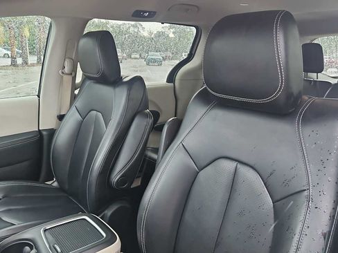 Used 2023 Chrysler Pacifica Touring-L FWD image 13