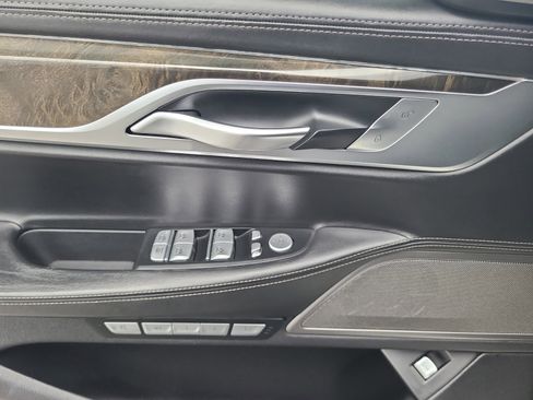 Used 2016 BMW 750i image 10
