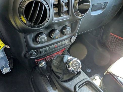 Certified 2018 Jeep Wrangler Unlimited Rubicon AWD/4WD image 19