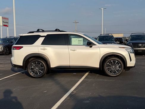 New 2026 Nissan Pathfinder SL image 3