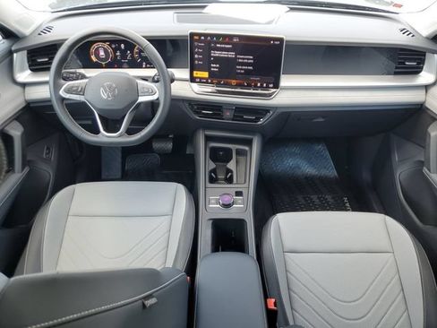 Certified 2025 Volkswagen Tiguan SE w/ Panoramic Sunroof Package AWD/4WD image 15